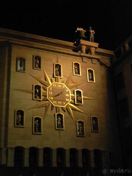 Часы на Дворце Династии