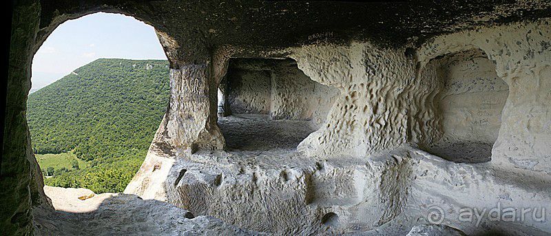 Хан-Крумский скальный монастырь