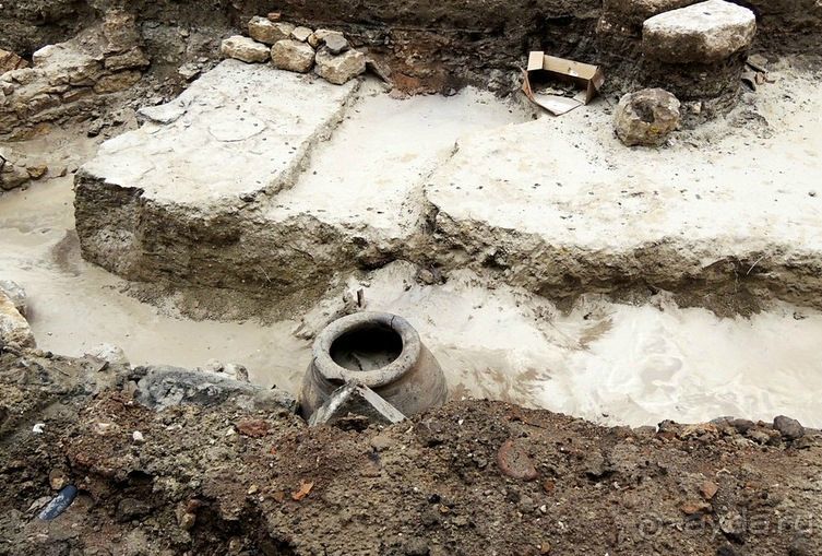 Вся Болгария строится, чистится и готовится к сезону. В Варне, при ремонте пешеходной зоны, рабочие нашли старые римские кувшины: