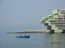 вид на старый корпус с городского пляжа