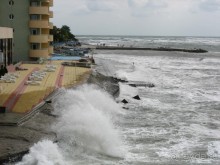 вид на море из номера во время шторма