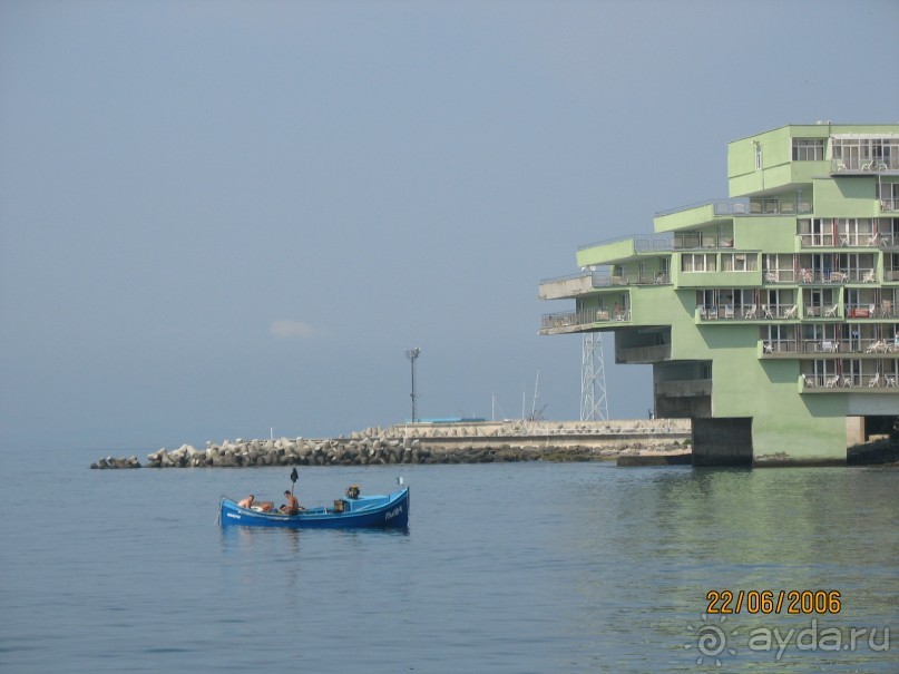 вид на старый корпус с городского пляжа