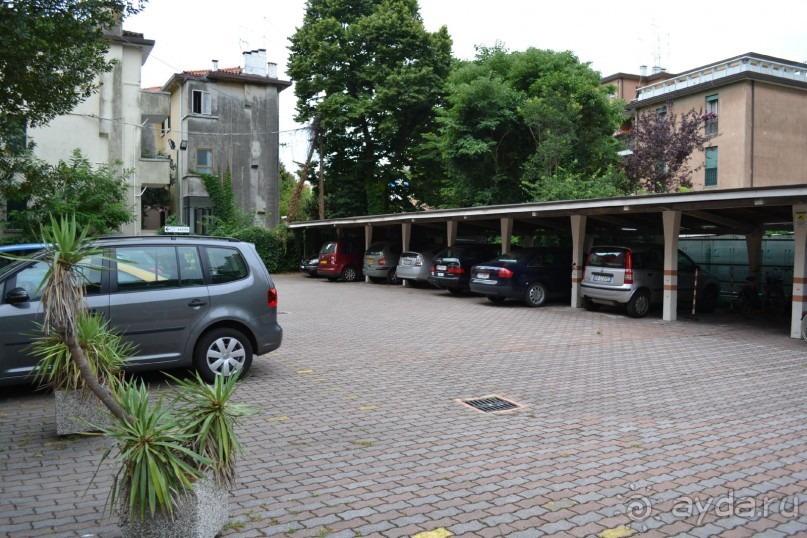 Небольшой уютный отель в тихом месте рядом с пляжем на Лидо