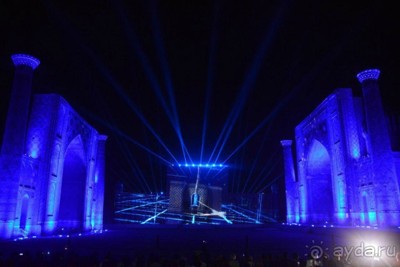 СВЕТОВОЕ 3D-ШОУ ПРОШЛО НА ПЛОЩАДИ РЕГИСТАН САМАРКАНДА