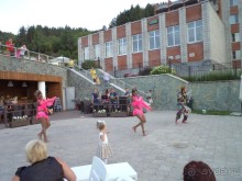 Лечилась  чистым воздухом.