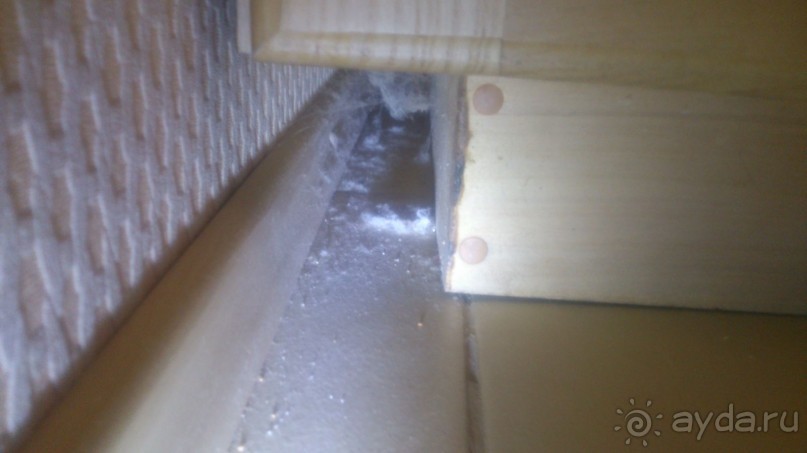 грязь между кроватью и стеной