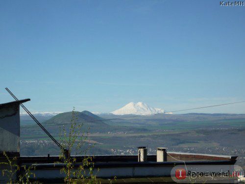 Рекомендации: если бронировать номер, то просите именно на эту сторону (на гору Машук), потому что она солнечная. тут и позагорать можно, и...в качестве отдельного бонуса!!! Если горизонт будет чист, вы увидите ЭТО: Красавец Эльбрус