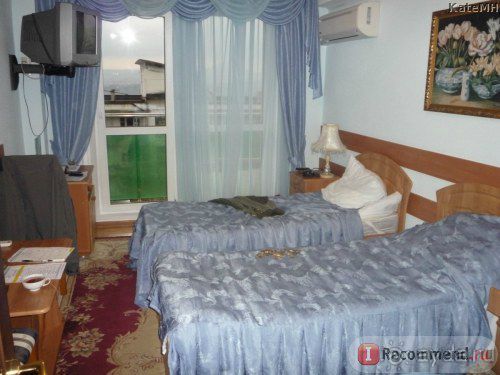 Сам номер: 2 кровати, тумбы, столик, стулья, телевизор (показывает Smile  ) и холодильник (на фото не влез, чистый, работает. Еще диван есть, тоже не влез на фото. БАЛКОН.