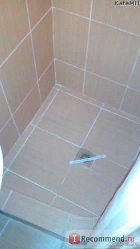 Немаловажная часть нашей жизни - санузел. Убирали, вроде, каждый 2 дня, после уборки клали бумажки "дезинфицировано"