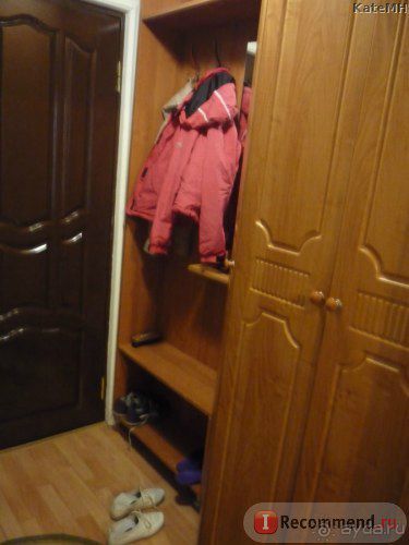 В апреле 2016 года решила убить 2х зайцев:

 - подлечить свой желчный пузырь (дискенезия), от которого у меня сильнейшая аллергия
 - хорошо отдохнуть.

Выбор пал на Пятигорский Нарзан - выбирала по отзывам. В большинстве отзывов писали, что это самый дорогой санаторий в округе, но и с самым качественным обслуживанием. Что ж, решившись, я ни разу не пожалела. Обо всем по порядку:

1. Прибытие
Прилетела я в 19-00 в Минеральные Воды, откуда мне организовали трансфер до самого санатория, помогли занести сумки (микроватобус, так что если вещей много - доедете с комфортом). 900 руб.

2. Заселение.
Поскольку обычно заселение происходит утром, а я прибыла уже поздно вечером, оплату за первый неполный день с меня брали почасовую, без включения в стоимость лечения. Хорошо, что есть возможность не переплачивать. 
 У меня был стандартный номер на 4 этаже: небольшая функциональная прихожая, есть гостевые тапки (одноразовые) и халаты с полотенцами (меняли их несколько раз за время моего пребывания в санатории)