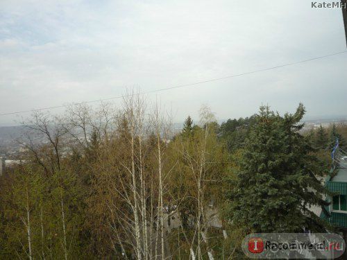 Вид из окна у меня был на соседний корпус и гору Машук. Кстати, обратите внимание, насколько здесь все резко зеленеет. Следующее фото....