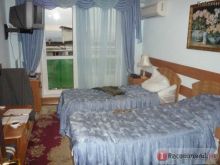 Сам номер: 2 кровати, тумбы, столик, стулья, телевизор (показывает Smile  ) и холодильник (на фото не влез, чистый, работает. Еще диван есть, тоже не влез на фото. БАЛКОН.