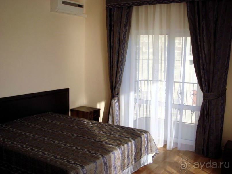 Добротный семейный отель на самом берегу моря.