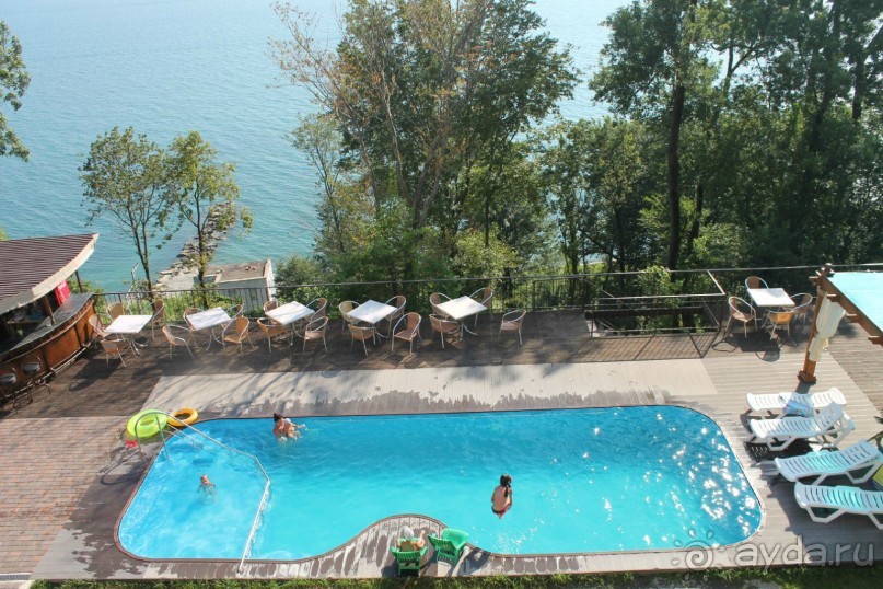 Добротный семейный отель на самом берегу моря.