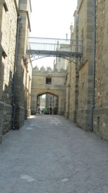 Пока в Крыму нас не очень любят.