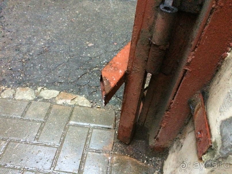 Ночлежка с убитой кроватью и опасной парковкой!!! Персоналу все равно.