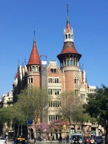 Барселона, Барселонетта, Бадалона и Ситжес с ребенком в мае