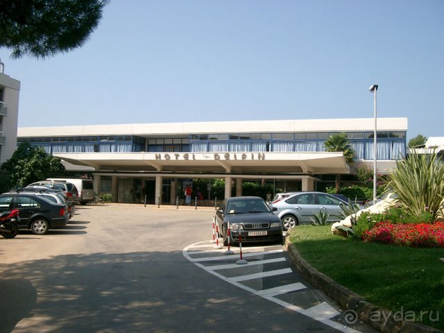 Вход в отель Delfin