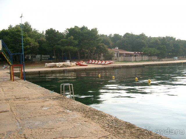 Отель Delfin. Пляж отеля, бетонная платформа.