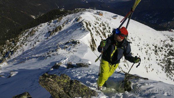 Потом мне предложили мне сходить на следующий день на Тодорку и показать секретные поляны, я конечно не смог отказаться. Подъем занимает около часа, есть парочку непростых мест, где надо аккуратно перелезть через камни и пройти по узкому гребню несколько метров, шли в кошках. Самостоятельно, без опыта и оборудования, забираться не советую. Сходили отлично и здорово спустились вниз в очень красивую нетронутую долину.