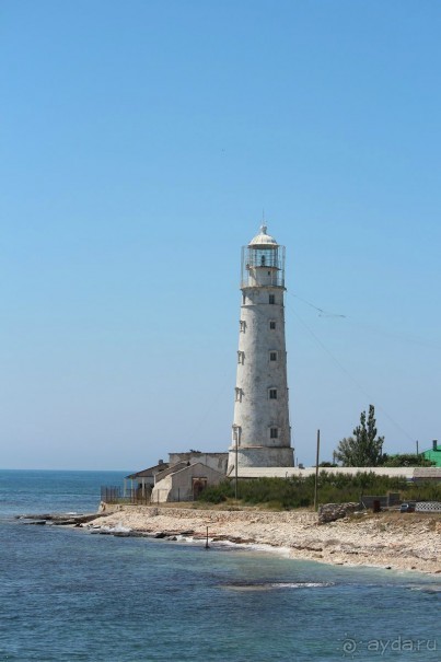 Маяк высотой 42 м был построен из белого инкерманского известняка в 1816 г. В 1851 г. маяк располагал 13 лампами с рефлекторами, в 1862 г. освещение было улучшено и распространялось на 12,4 мили. Во время тумана подавался звук пневматической сирены или производились удары в колокол. 