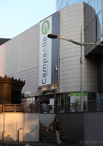 Удобный отель в плане близости к метро и гипермаркету, но совсем не романтичный