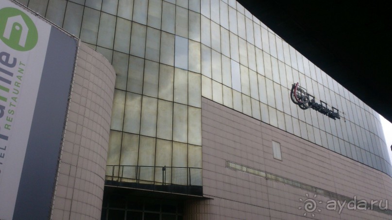 Удобный отель в плане близости к метро и гипермаркету, но совсем не романтичный