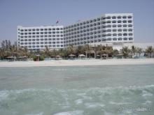 вид отеля с пляжа