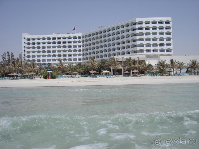 вид отеля с пляжа