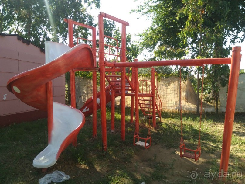 Из плюсов только море...