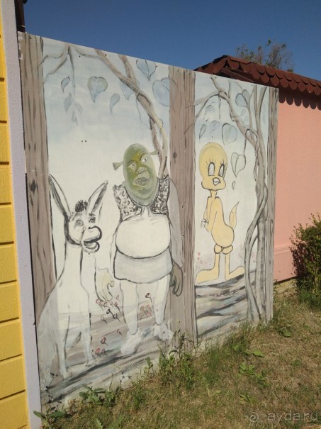 Из плюсов только море...