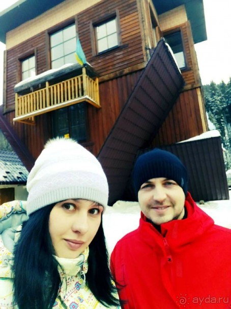 "Домашний" отель на берегу ручья у подножья высоких ель.