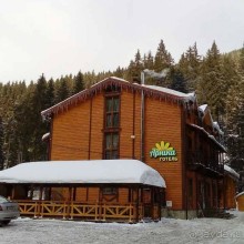 "Домашний" отель на берегу ручья у подножья высоких ель.