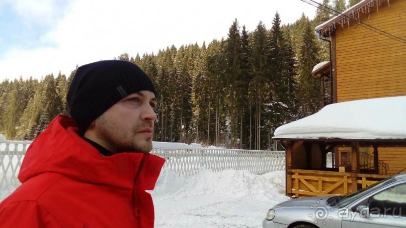 "Домашний" отель на берегу ручья у подножья высоких ель.