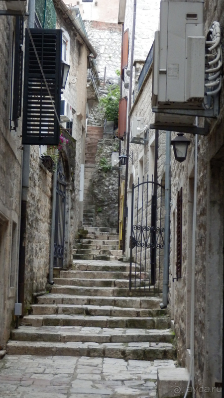 Отель в старинном здании в переплетении улочек Котора