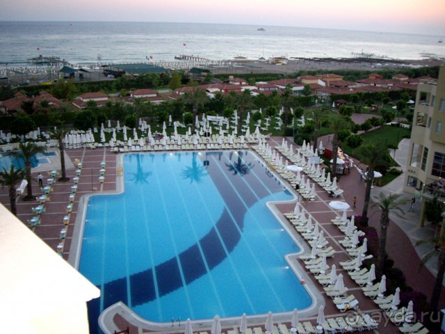 Вид на главный бассейн и море