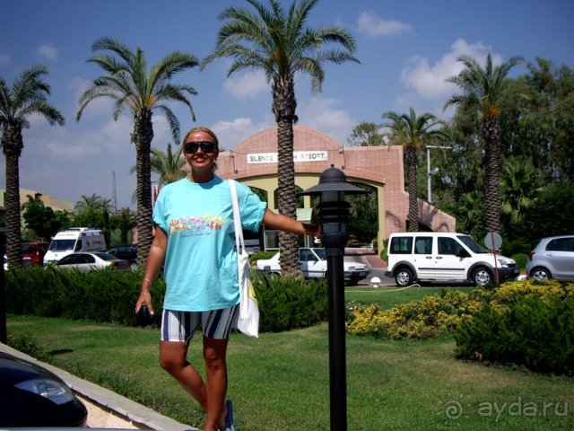 У главного входа в отель