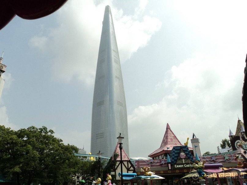 LOTTE WORLD TOWER днём