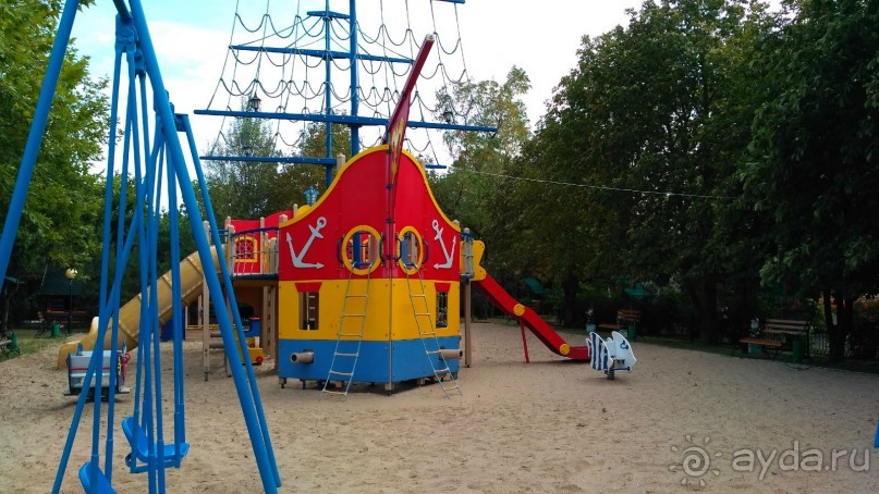 Отель прекрасно подходит для спокойного оздоровительного отдыха с детьми.   