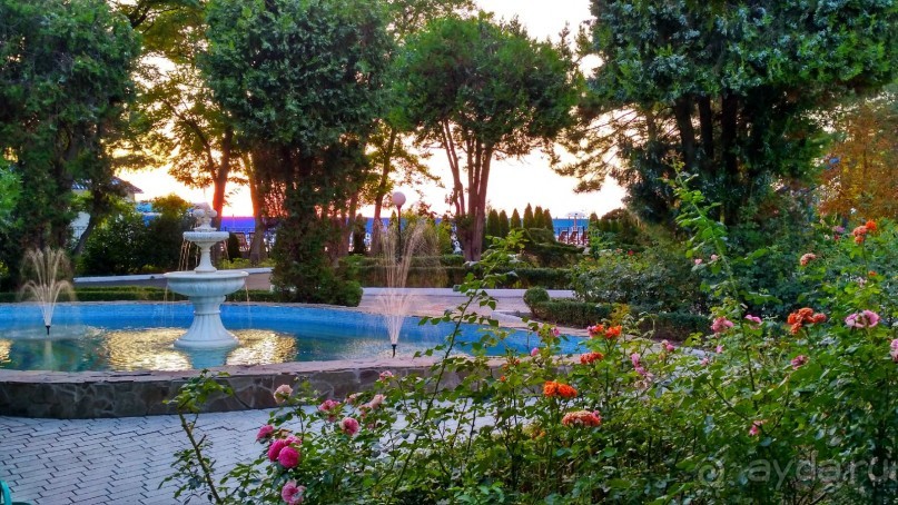 Отель прекрасно подходит для спокойного оздоровительного отдыха с детьми.   