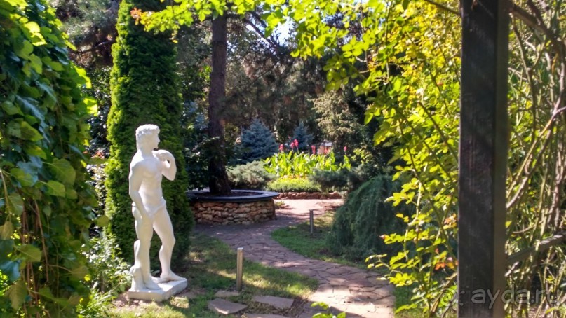 Отель прекрасно подходит для спокойного оздоровительного отдыха с детьми.   