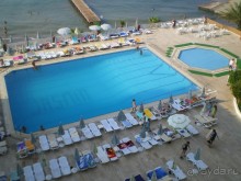 Вид с 4 этажа на бассейн и пляж