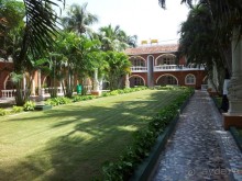 Слегка обшарпанный, но в целом не плохо.