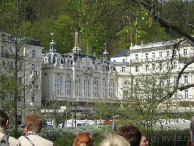 На 4* не тянет, слишком дорого для своего уровня