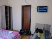 Прекрасный отдых в Грузии с плесенью на стенах  и на занавесках в  гостевом доме АННА