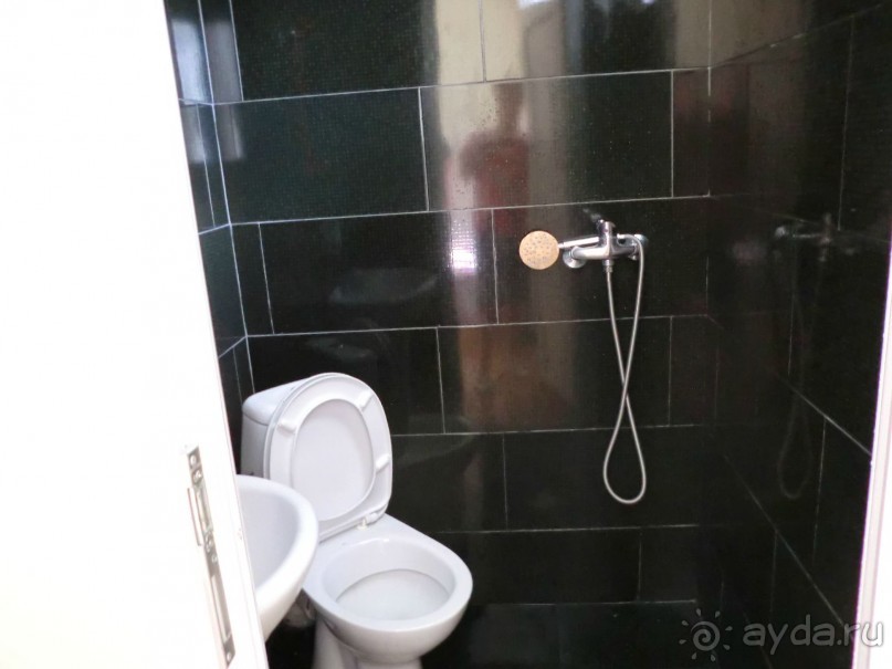 Прекрасный отдых в Грузии с плесенью на стенах  и на занавесках в  гостевом доме АННА