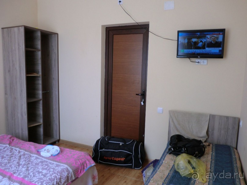 Прекрасный отдых в Грузии с плесенью на стенах  и на занавесках в  гостевом доме АННА