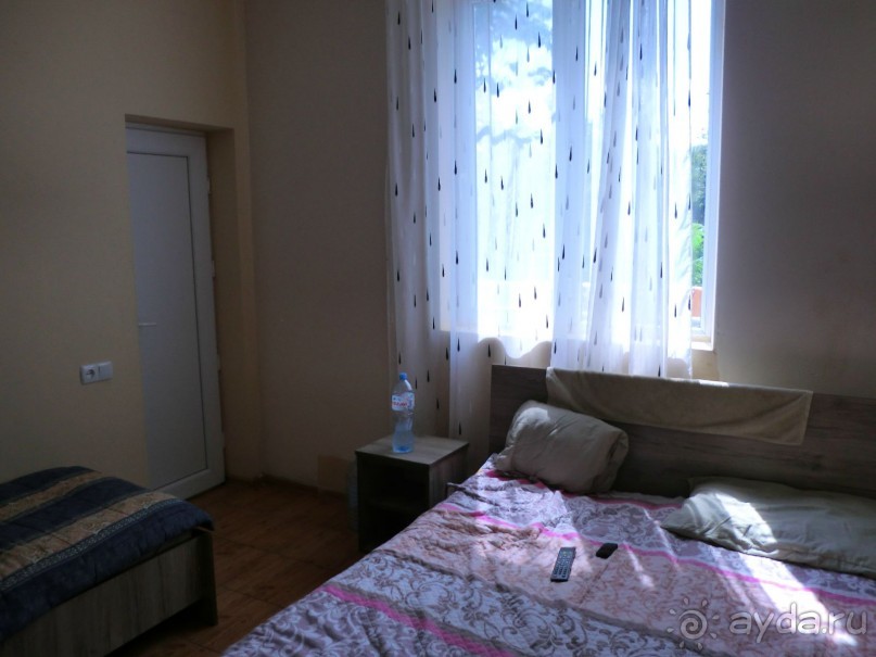 Прекрасный отдых в Грузии с плесенью на стенах  и на занавесках в  гостевом доме АННА