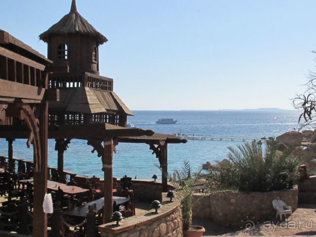 Слева гриль-ресторан. Дело не в еде, дело в атмосфере. Мы отмечали там День Рождения мужа. Вечером пили шампанское и смотрели на море. Романтика! 
