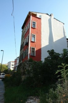 На стене построены современные здания.